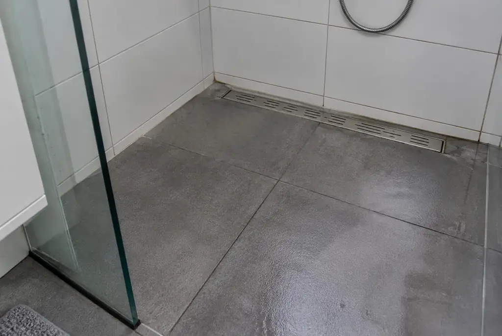 Lekdetectie Hoenderloo – lekkende inloopdouche met natte voegen