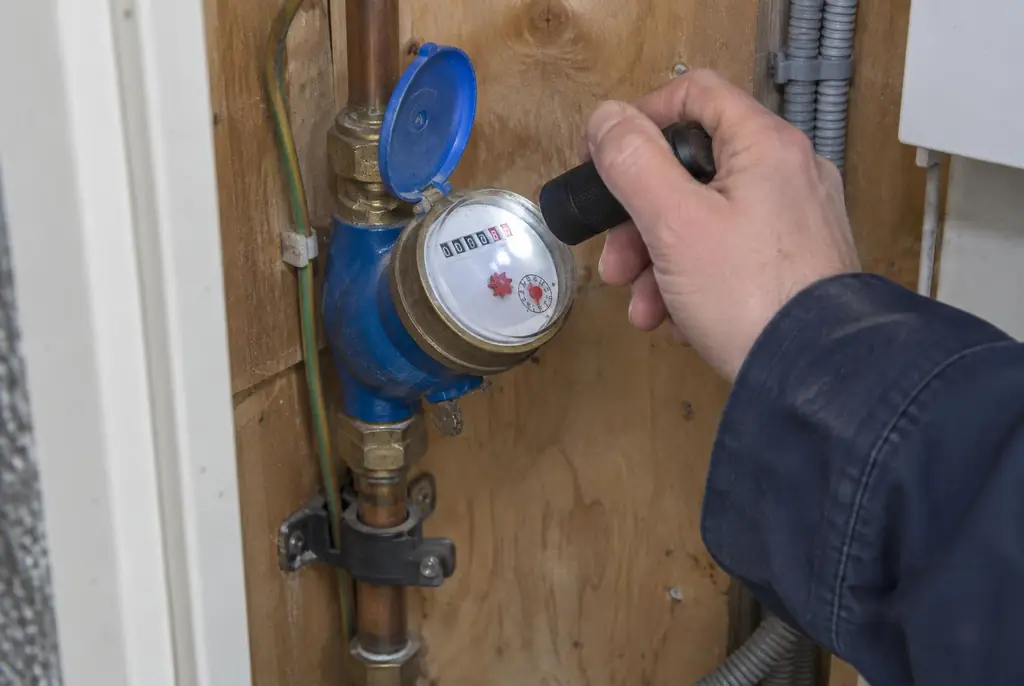 Lekdetectie Hoenderloo – watermeter in de meterkast controleren met een zaklamp